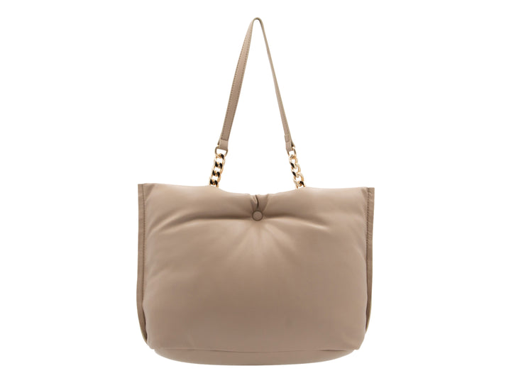 Bolsa de hombro color beige con detalles de cadena dorada y logotipo Crabtree en la parte inferior.