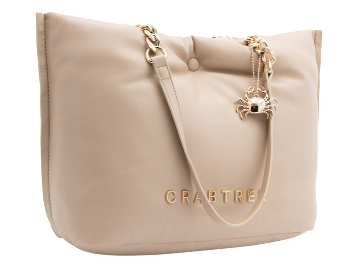 Bolsa de hombro color beige con detalles de cadena dorada y logotipo Crabtree en la parte inferior.