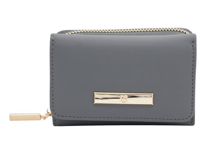 Cartera gris de material sintético con cierre y detalle metálico dorado.