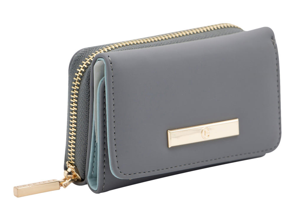 Cartera gris de material sintético con cierre y detalle metálico dorado.
