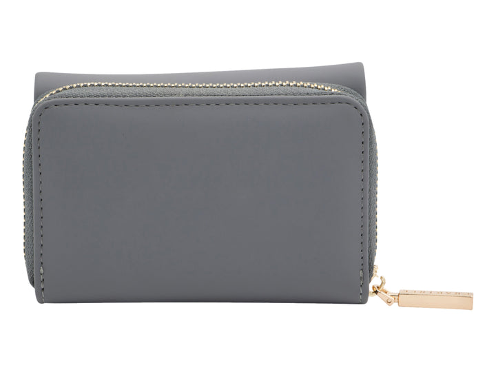 Cartera gris de material sintético con cierre y detalle metálico dorado.
