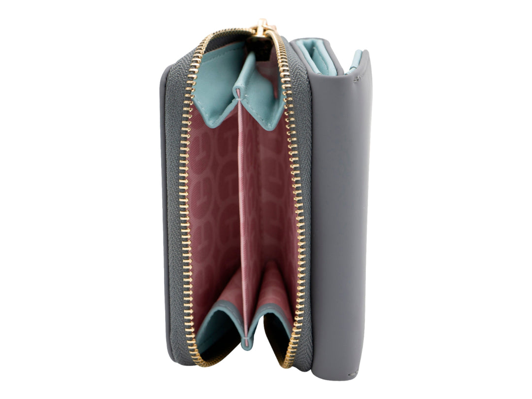 Cartera gris de material sintético con cierre y detalle metálico dorado.
