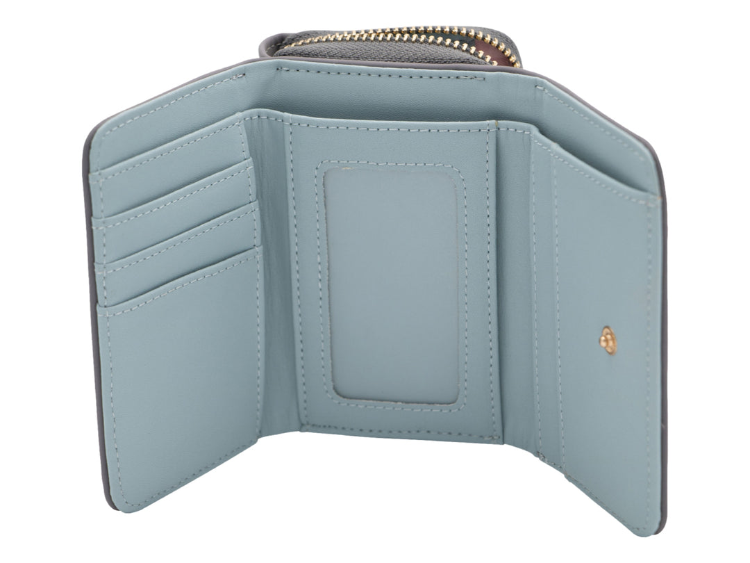 Cartera gris de material sintético con cierre y detalle metálico dorado.