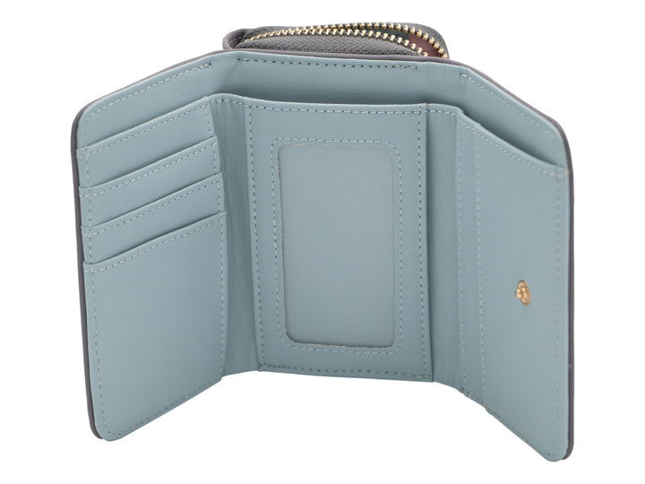 Cartera gris de material sintético con cierre y detalle metálico dorado.