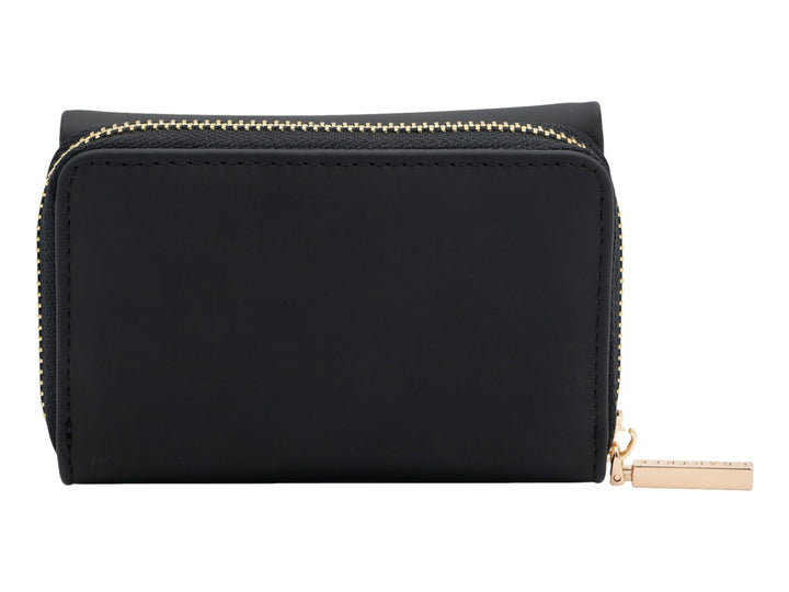 Bolso estilo cartera color negro con detalles y cierre en tono dorado, diseño rectangular y minimalista.