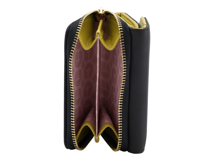 Bolso estilo cartera color negro con detalles y cierre en tono dorado, diseño rectangular y minimalista.