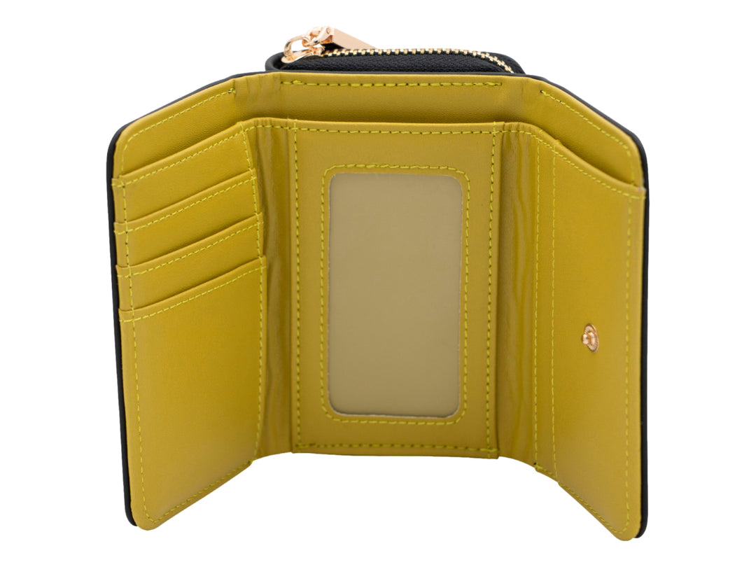 Bolso estilo cartera color negro con detalles y cierre en tono dorado, diseño rectangular y minimalista.