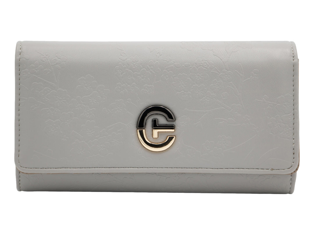 Bolso estilo cartera color gris con textura de relieve floral y logotipo metálico central.