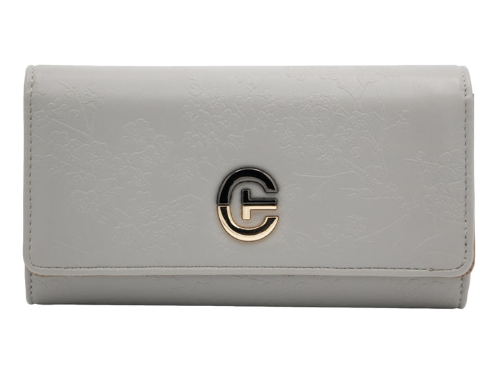 Bolso estilo cartera color gris con textura de relieve floral y logotipo metálico central.