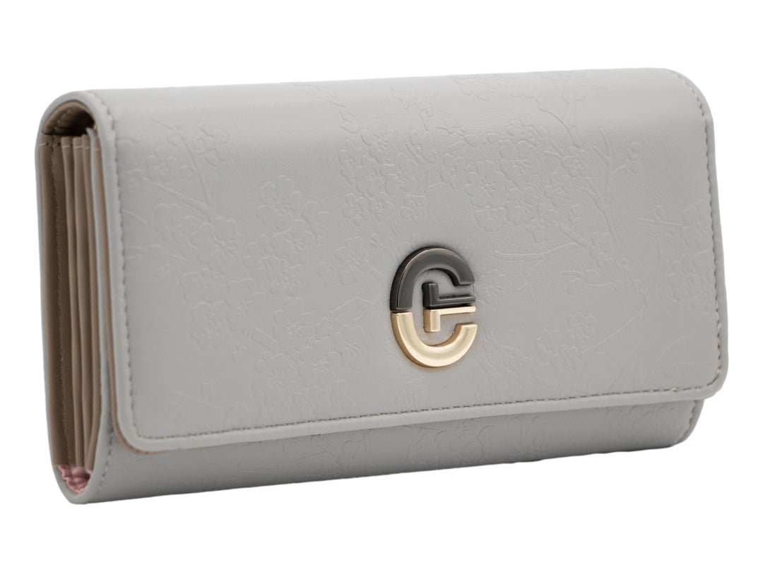 Bolso estilo cartera color gris con textura de relieve floral y logotipo metálico central.