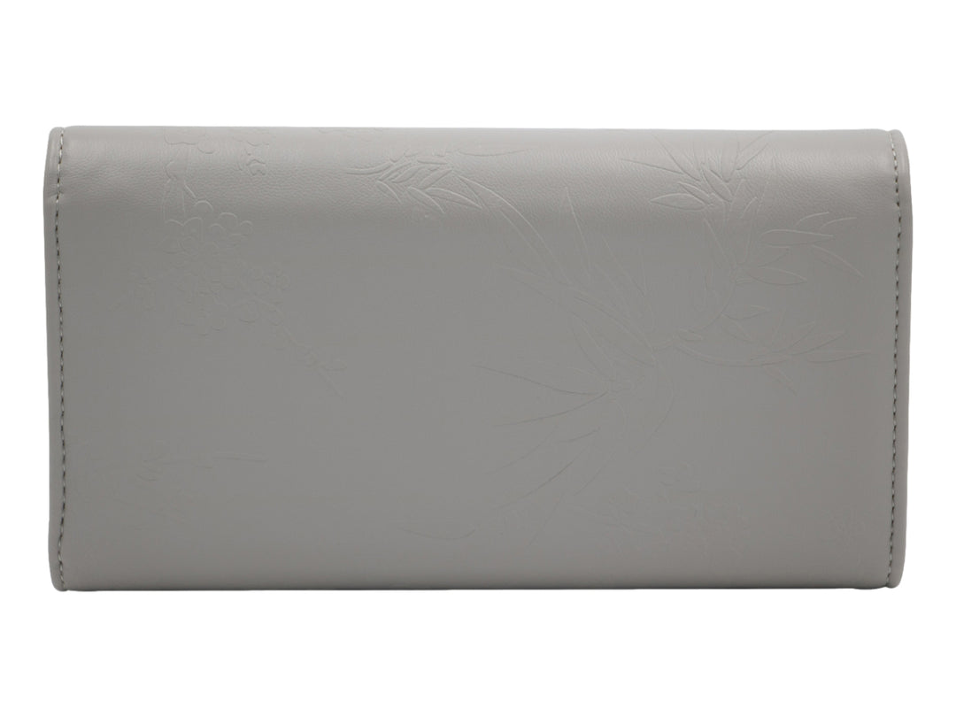 Bolso estilo cartera color gris con textura de relieve floral y logotipo metálico central.