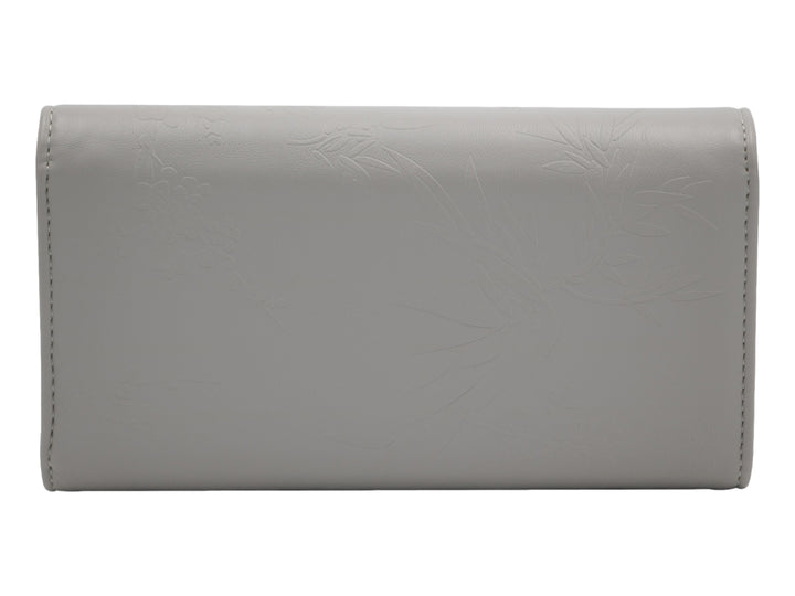 Bolso estilo cartera color gris con textura de relieve floral y logotipo metálico central.