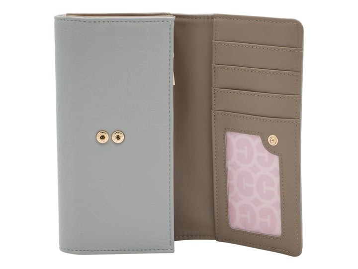 Bolso estilo cartera color gris con textura de relieve floral y logotipo metálico central.