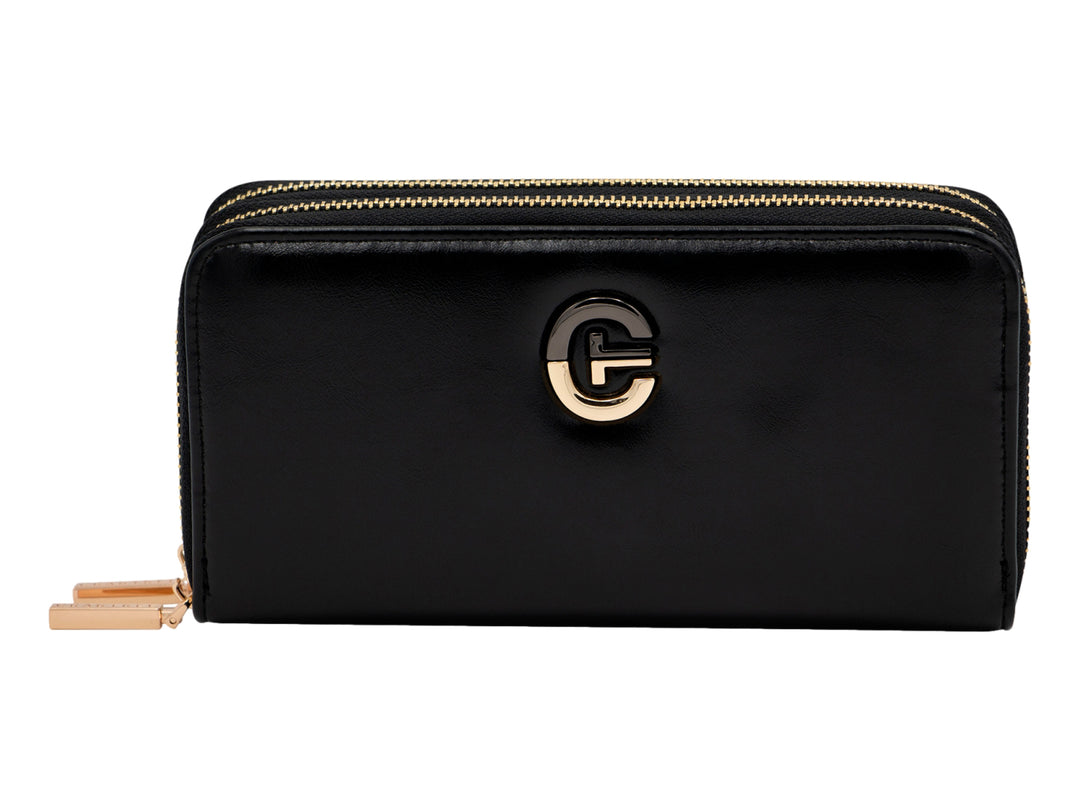 Bolso estilo cartera color negro brillante con cierre y logotipo metálico en tono dorado.