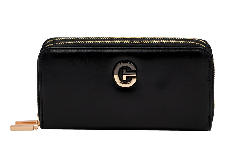 Bolso estilo cartera color negro brillante con cierre y logotipo metálico en tono dorado.