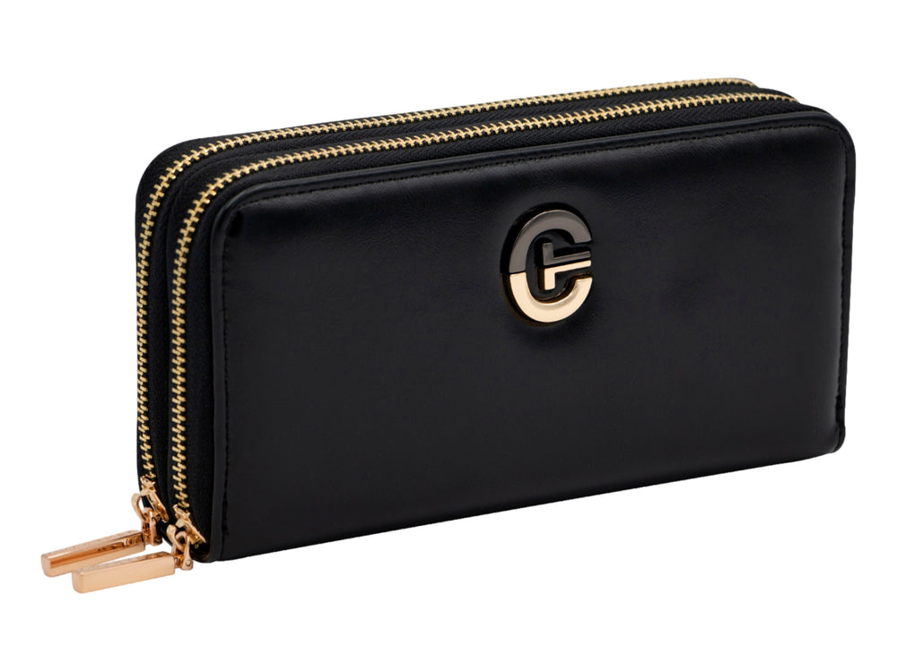 Bolso estilo cartera color negro brillante con cierre y logotipo metálico en tono dorado.