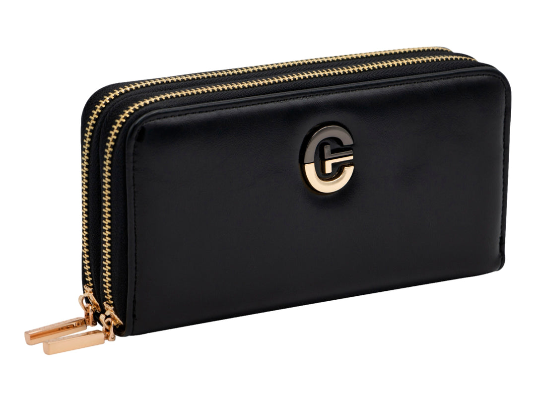 Bolso estilo cartera color negro brillante con cierre y logotipo metálico en tono dorado.