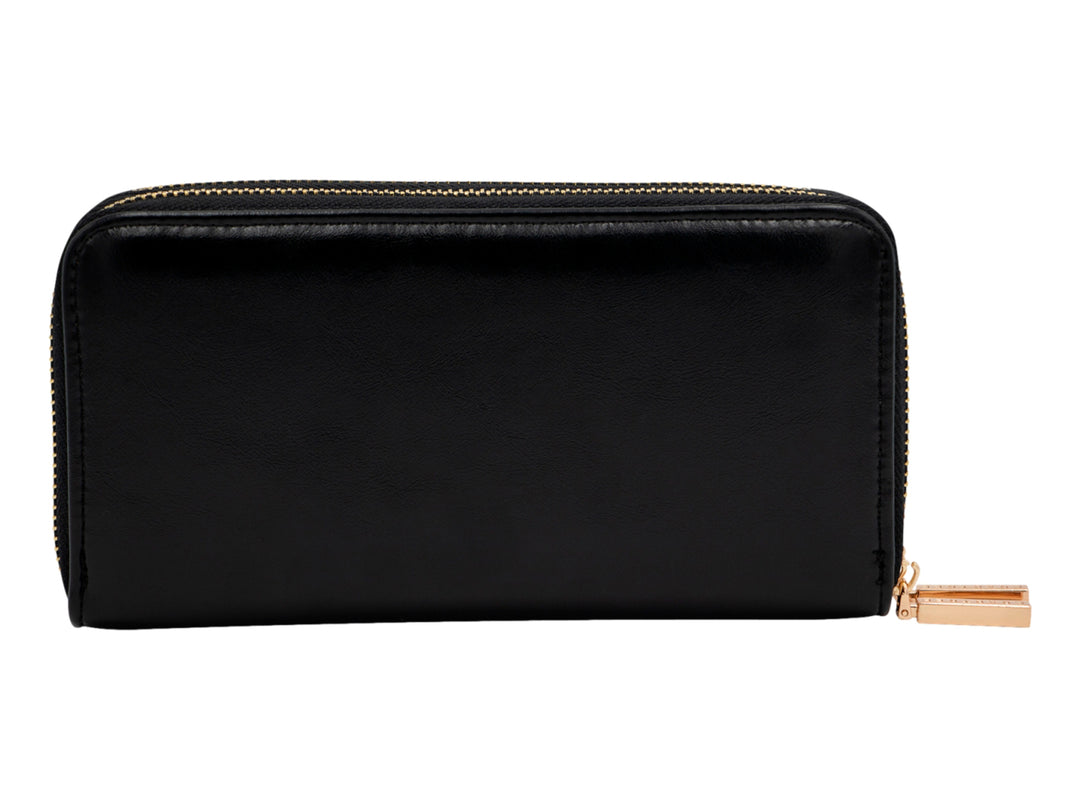Bolso estilo cartera color negro brillante con cierre y logotipo metálico en tono dorado.