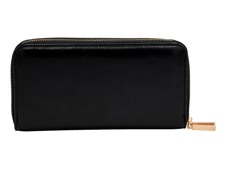 Bolso estilo cartera color negro brillante con cierre y logotipo metálico en tono dorado.