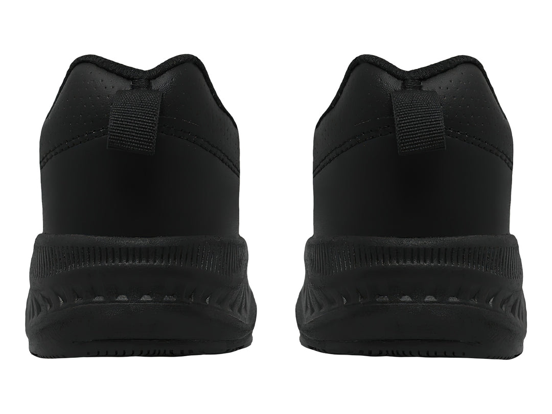Zapato deportivo negro con cierres de velcro y suela gruesa.