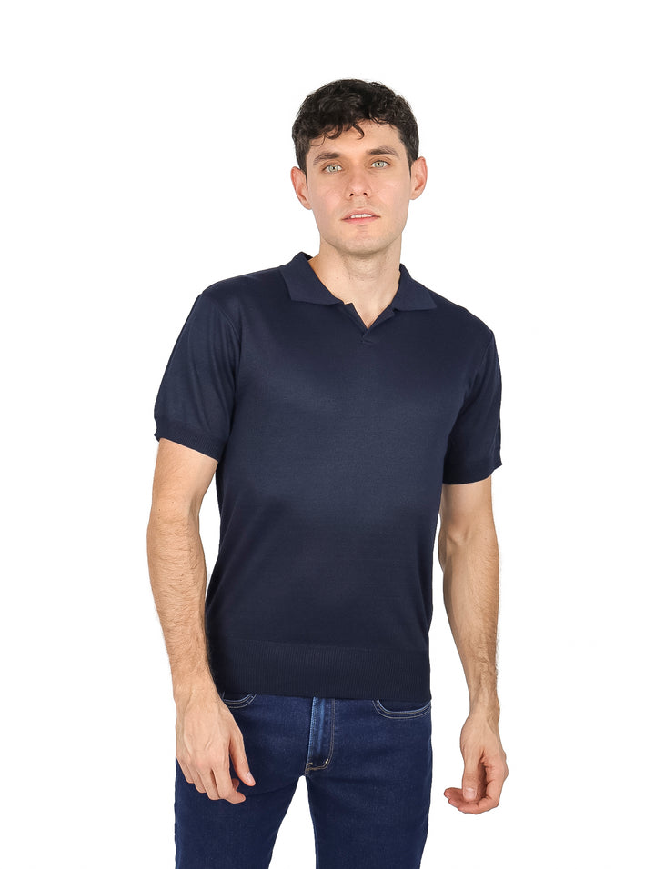 Hombre vistiendo una playera polo de color marino con cuello y manga corta.