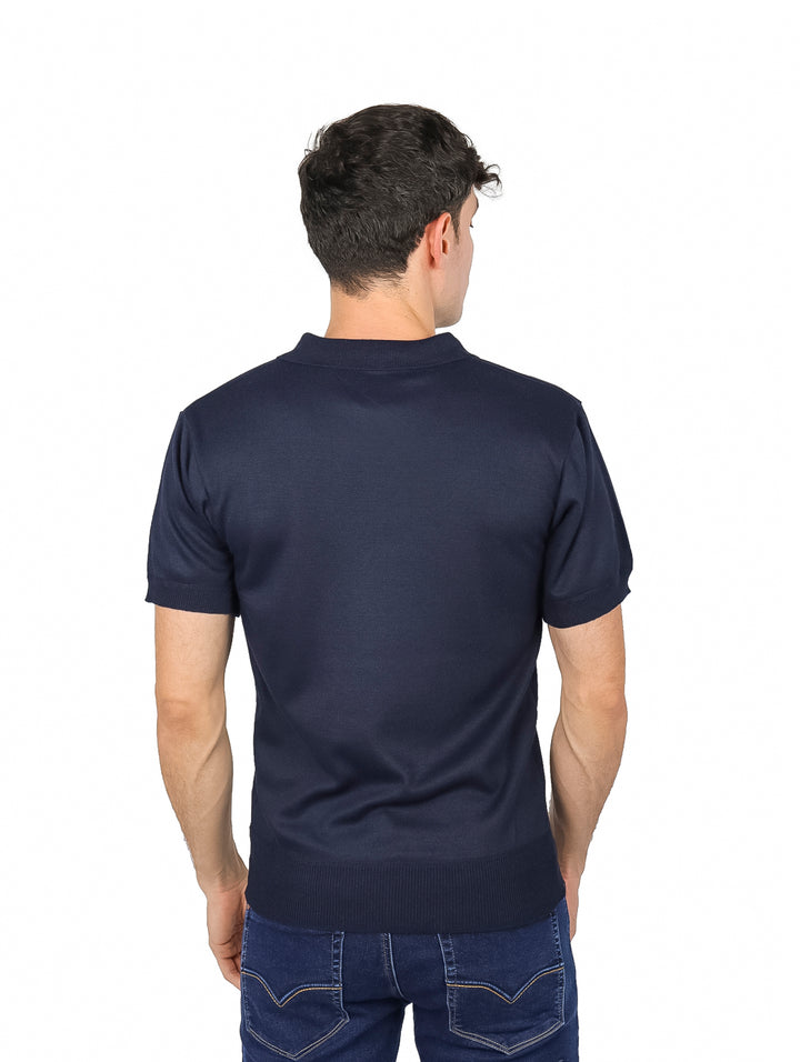 Hombre vistiendo una playera polo de color marino con cuello y manga corta.