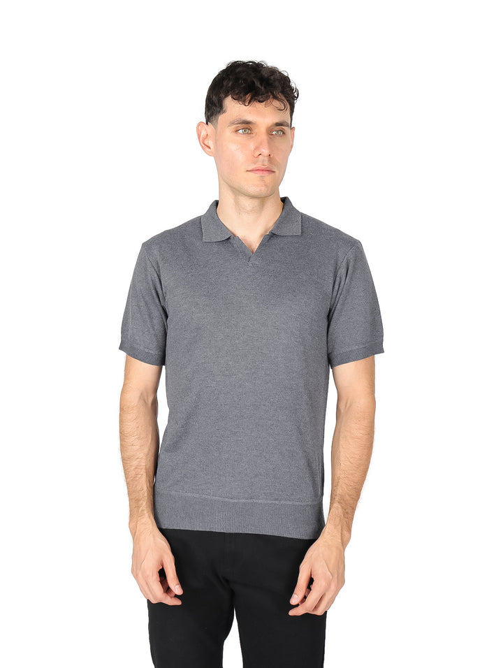 Hombre vistiendo una playera polo de color gris de manga corta y cuello.