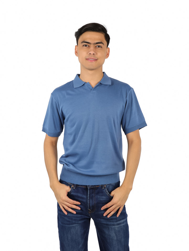 Hombre vistiendo una playera polo de color azul con cuello y manga corta.