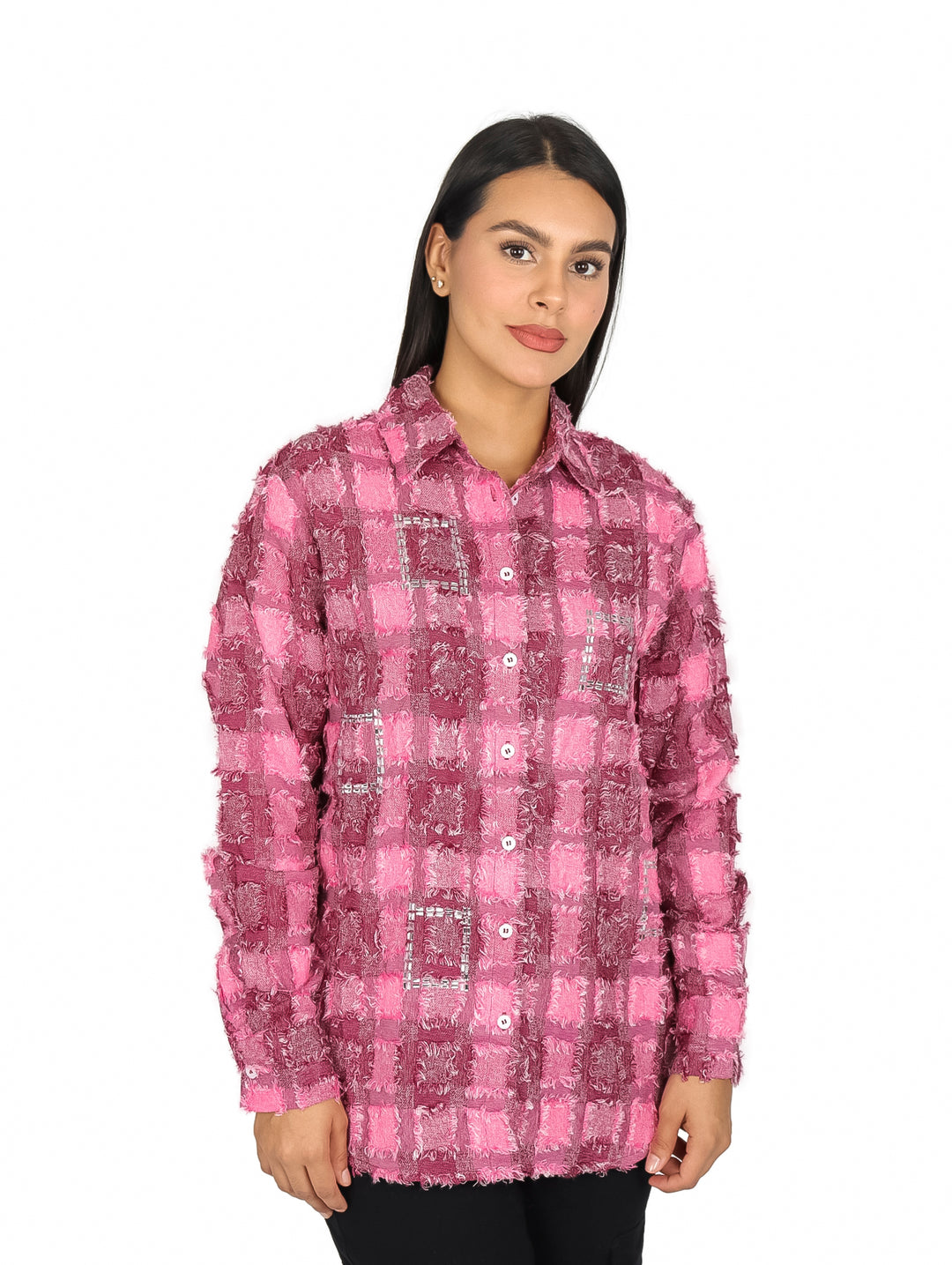 Camisa de maternidad color fucsia con estampado de cuadros y textura rugosa.