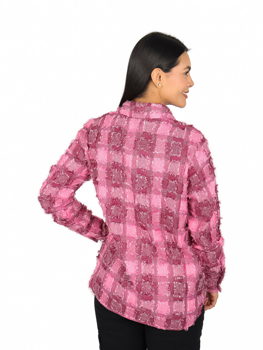 Camisa de maternidad color fucsia con estampado de cuadros y textura rugosa.
