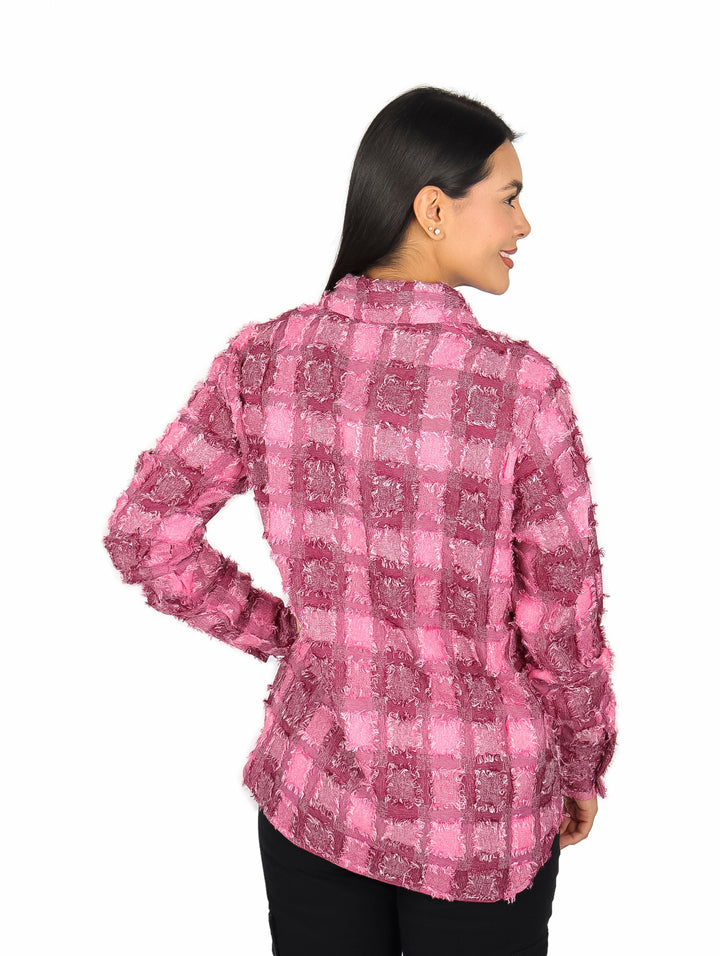 Camisa de maternidad color fucsia con estampado de cuadros y textura rugosa.