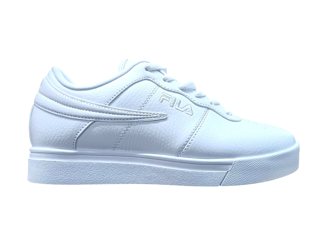 Tenis Fila color blanco total, de corte bajo y suela plana, estilo casual deportivo.