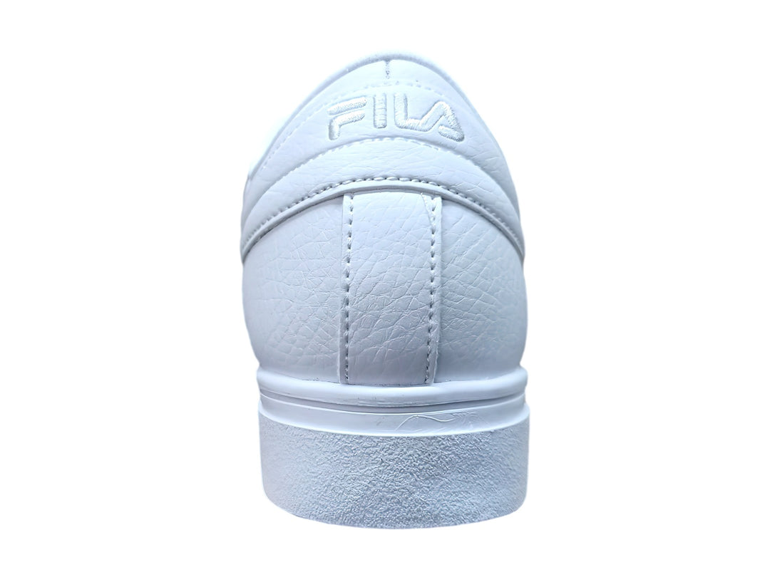 Tenis Fila color blanco total, de corte bajo y suela plana, estilo casual deportivo.