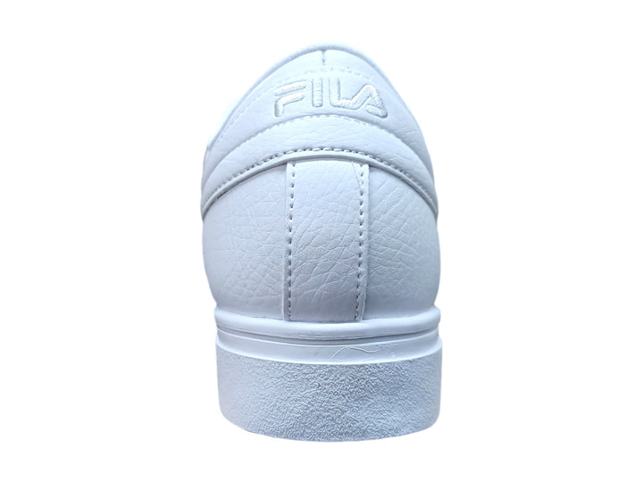Tenis Fila color blanco total, de corte bajo y suela plana, estilo casual deportivo.