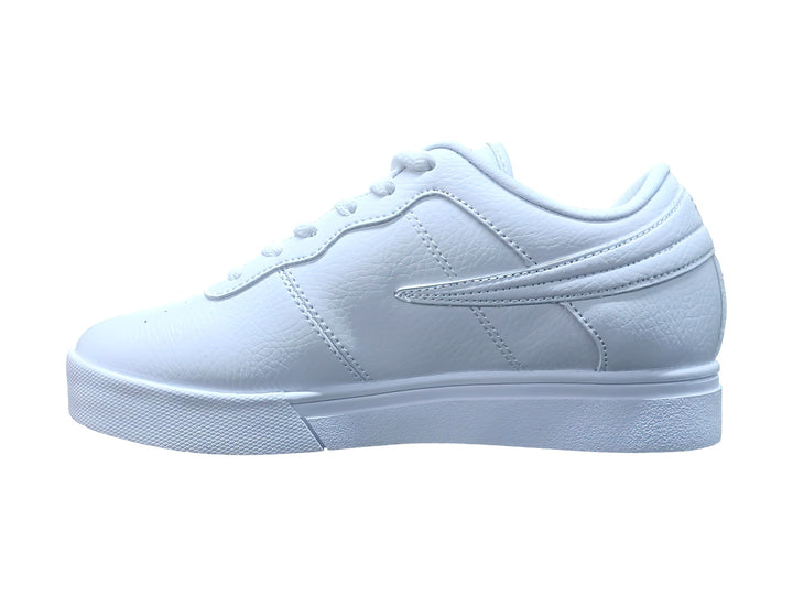 Tenis Fila color blanco total, de corte bajo y suela plana, estilo casual deportivo.