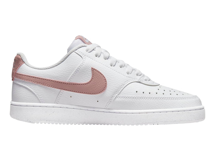 Tenis Nike Court Vision Low color blanco con detalles en rosa Oxford.