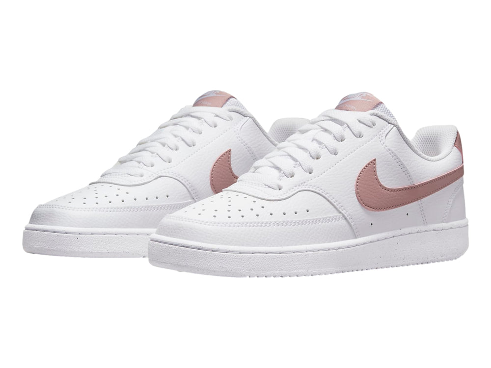 Tenis Nike Court Vision Low color blanco con detalles en rosa Oxford.