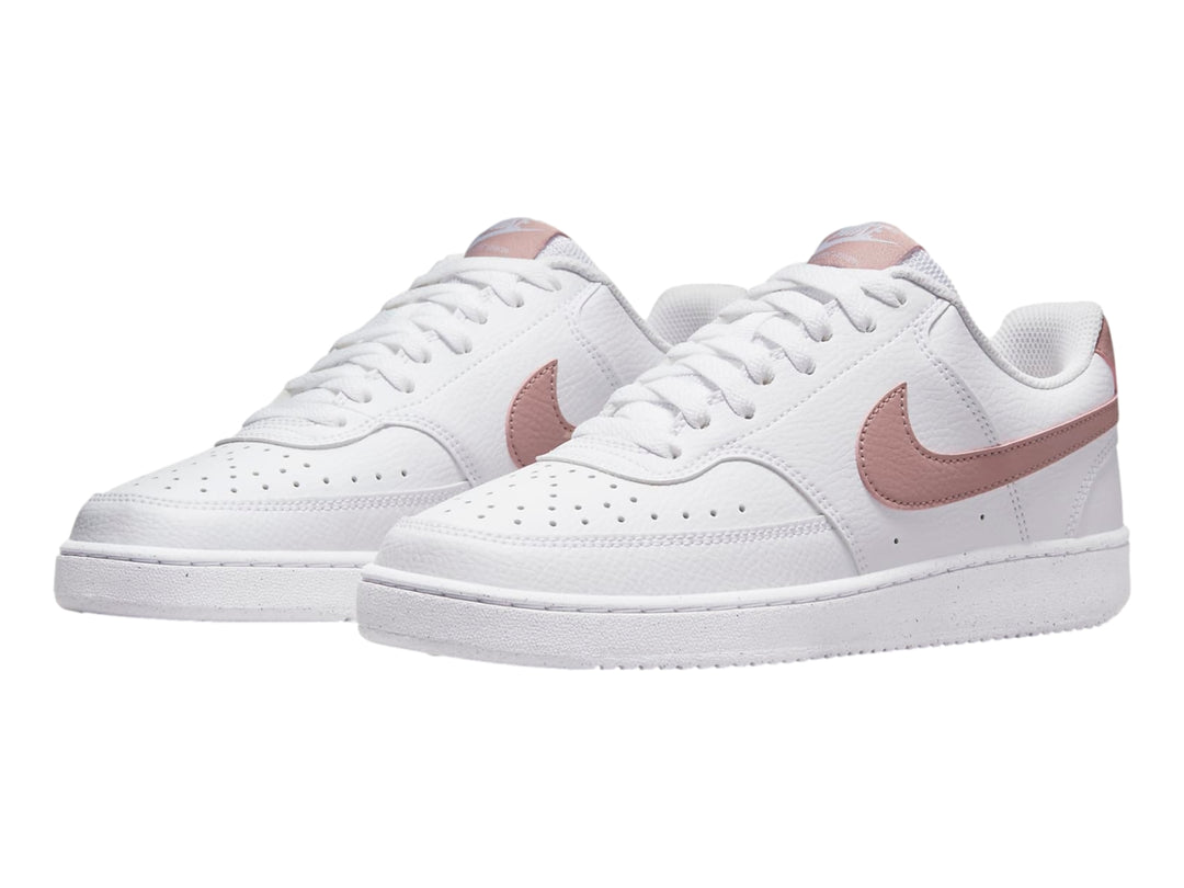 Tenis Nike Court Vision Low color blanco con detalles en rosa Oxford.