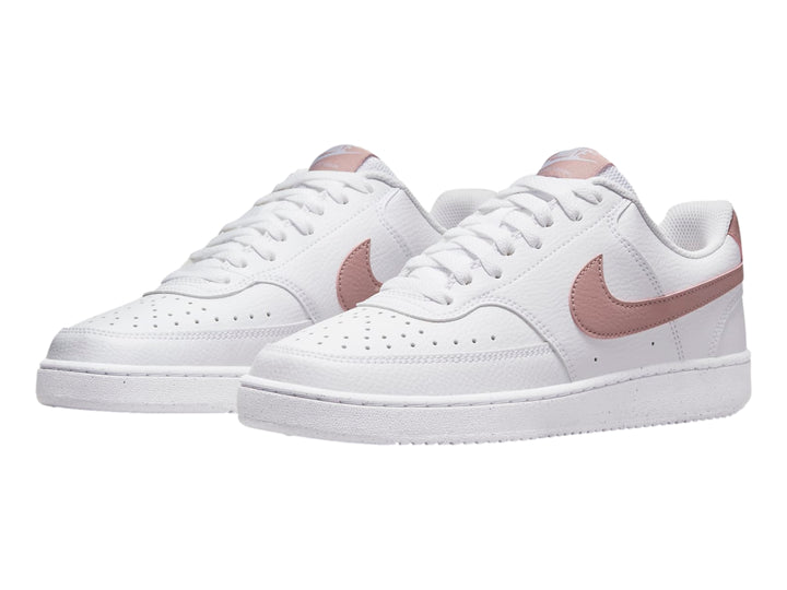 Tenis Nike Court Vision Low color blanco con detalles en rosa Oxford.