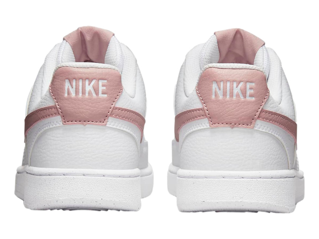 Tenis Nike Court Vision Low color blanco con detalles en rosa Oxford.
