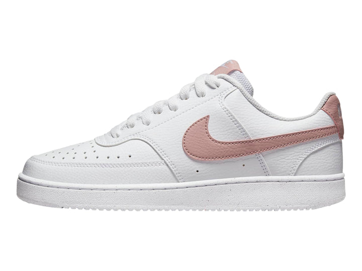 Tenis Nike Court Vision Low color blanco con detalles en rosa Oxford.