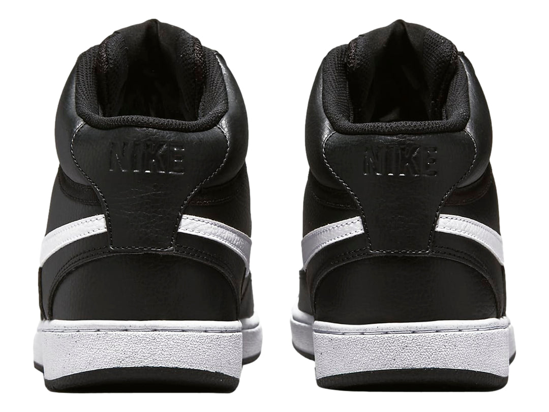 Tenis Nike Court Vision Mid color negro con suela y logotipo en blanco.