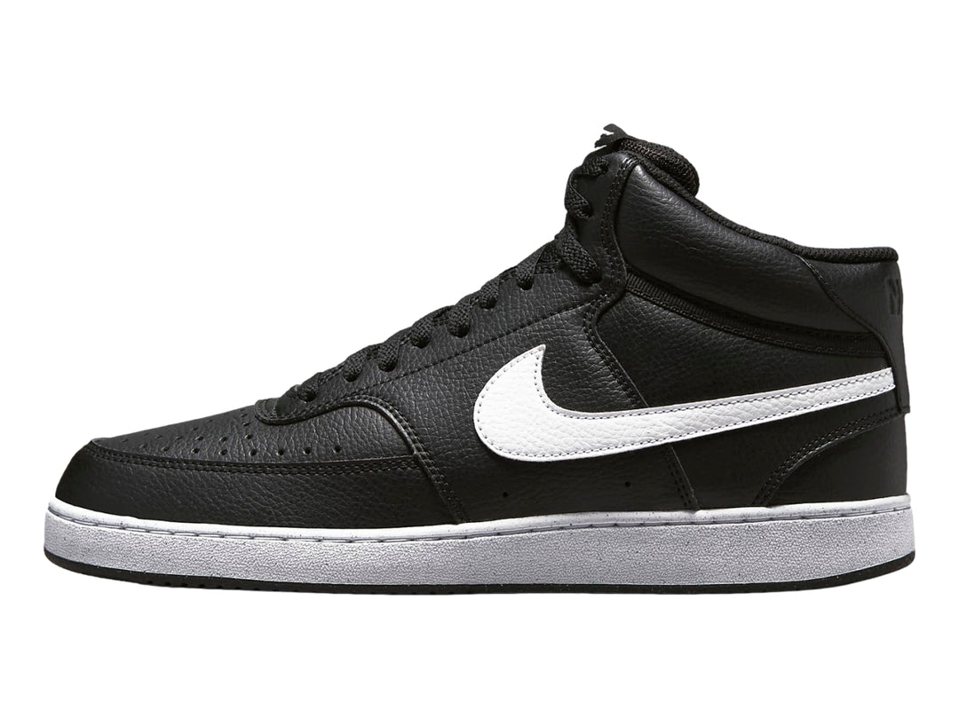 Tenis Nike Court Vision Mid color negro con suela y logotipo en blanco.