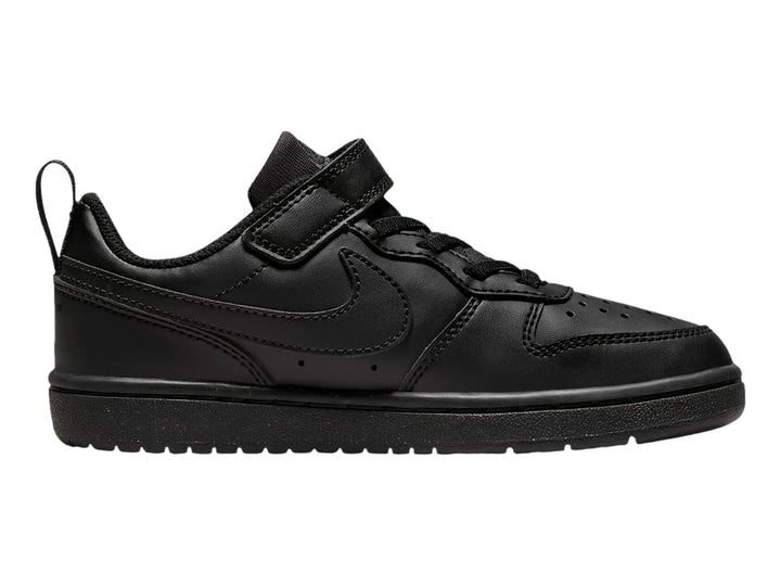 Tenis Nike Court Borough Low Recraft color negro con correa de ajuste y suela a juego.
