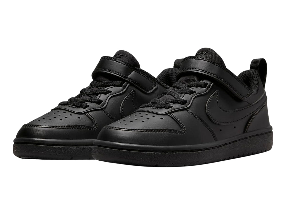 Tenis Nike Court Borough Low Recraft color negro con correa de ajuste y suela a juego.