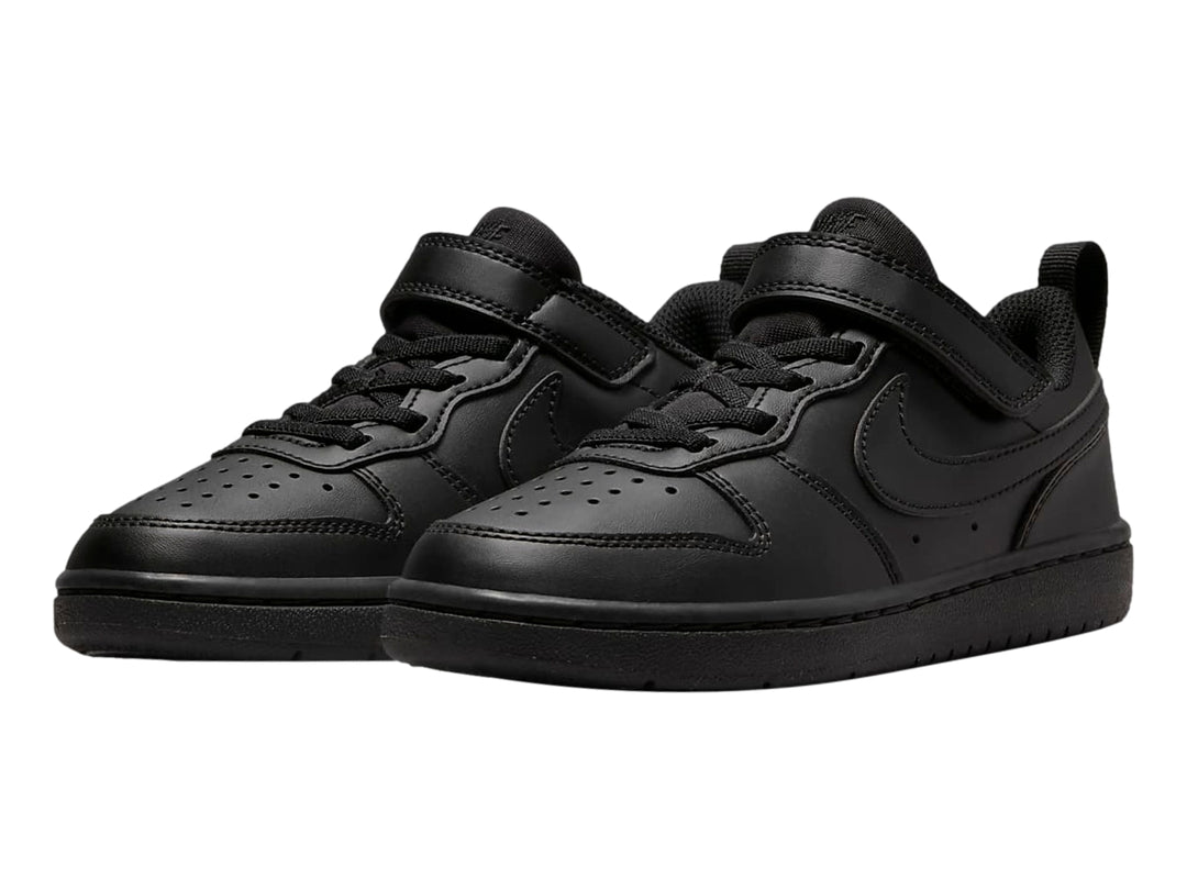 Tenis Nike Court Borough Low Recraft color negro con correa de ajuste y suela a juego.