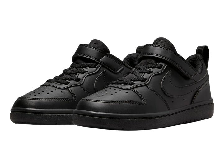 Tenis Nike Court Borough Low Recraft color negro con correa de ajuste y suela a juego.