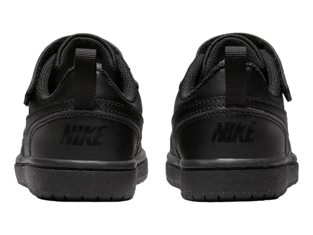 Tenis Nike Court Borough Low Recraft color negro con correa de ajuste y suela a juego.