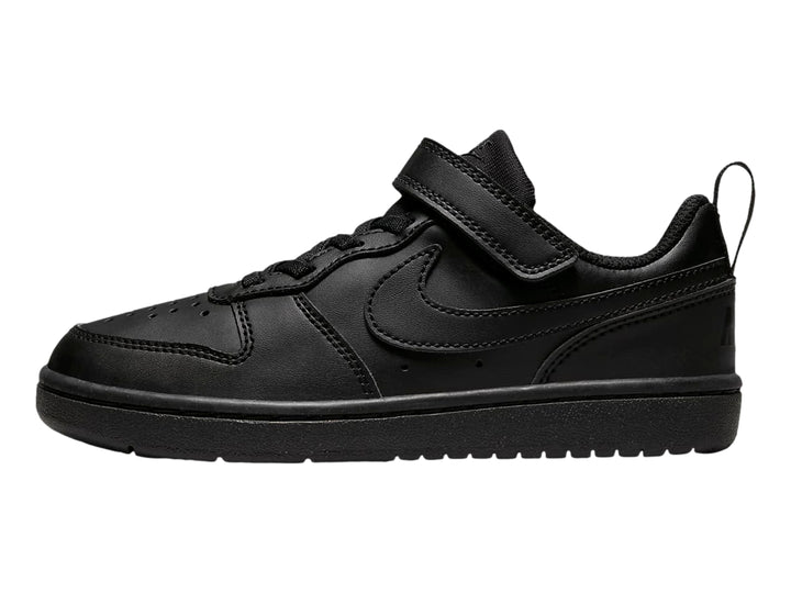 Tenis Nike Court Borough Low Recraft color negro con correa de ajuste y suela a juego.