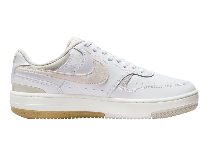 Tenis Nike Gamma Force color blanco y beige con suela de goma marrón, vista lateral.